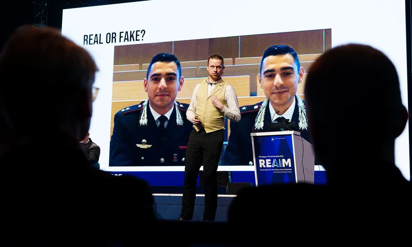 « Vrai ou faux ? » : démonstration d’hypertrucage lors d’une conférence sur l’IA à La Haye, en 2023. L’outil SynthID Detector de Google cherche dans les fichiers une signature invisible laissée par certaines IA.
