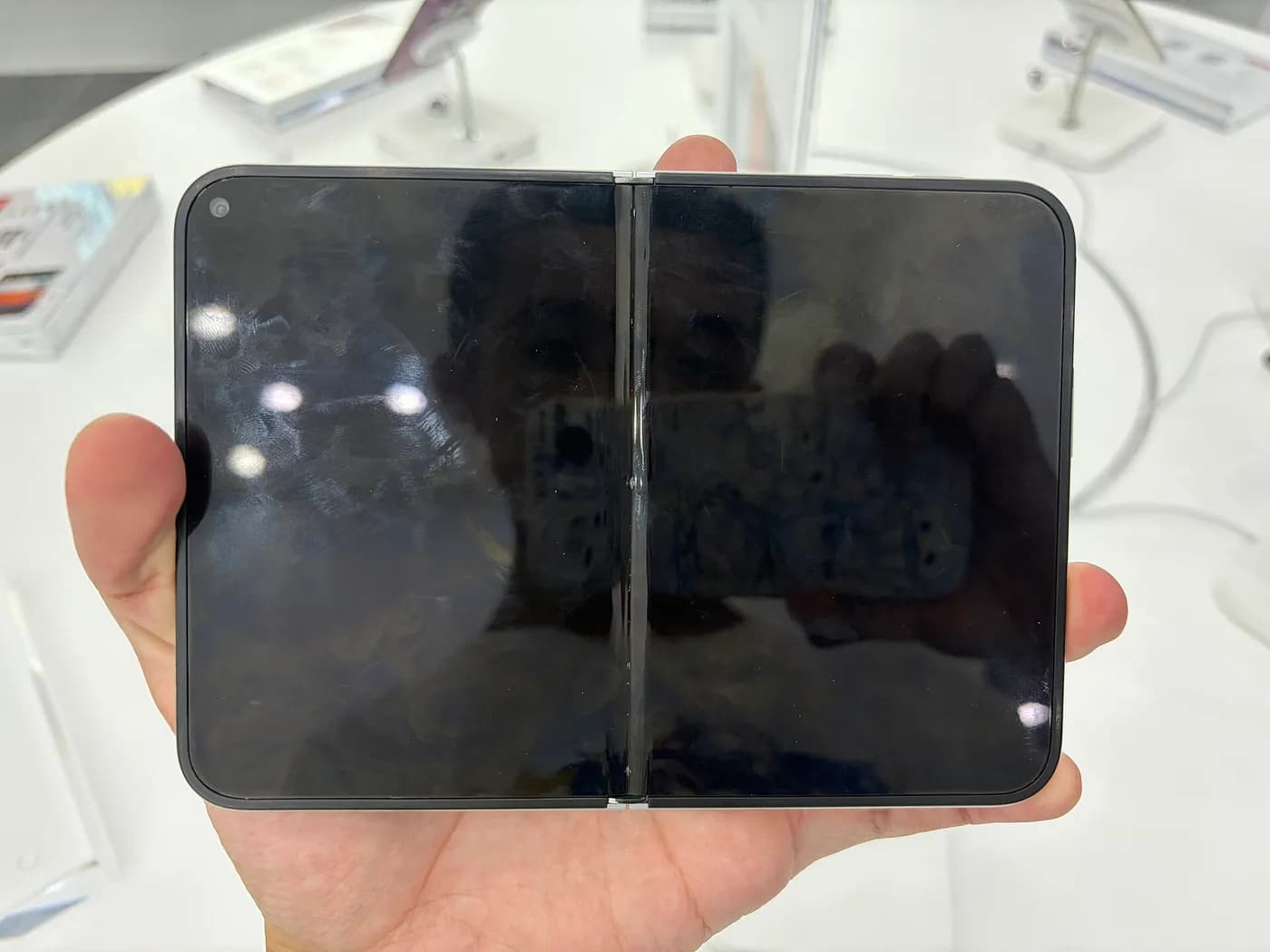 An iPhone Duo unfolded: the hinge, at the centre, is where the reported cracks concentrate. It is Apple’s first foldable iPhone, on sale since October 23.